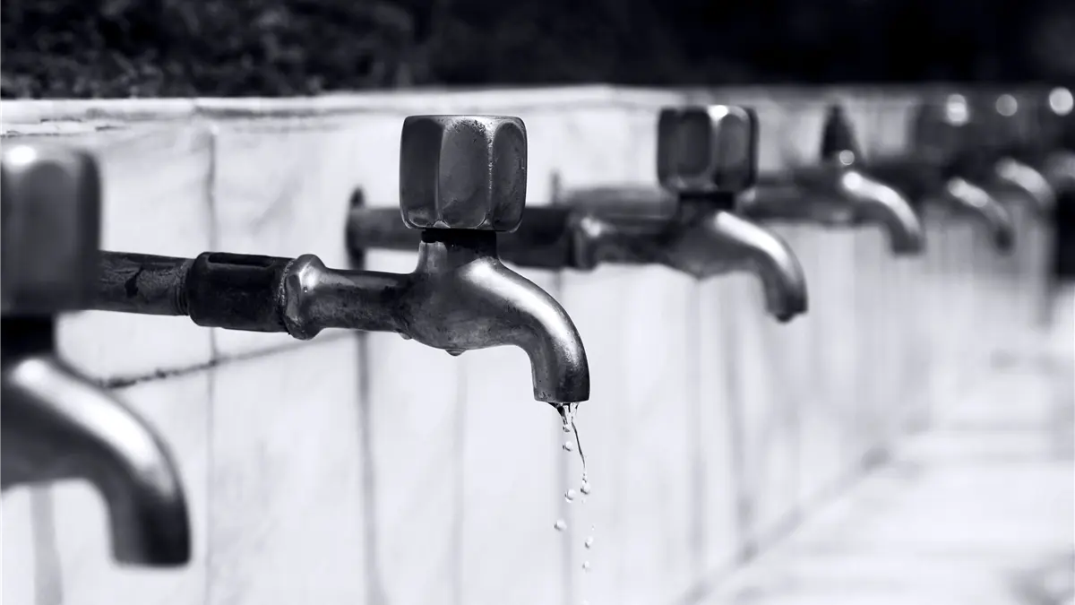 Faucet with a thin trickle of water, representing a weak urinary stream